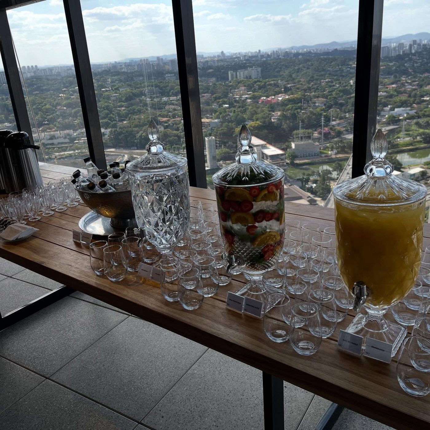 Drinks com a cidade ao fundo