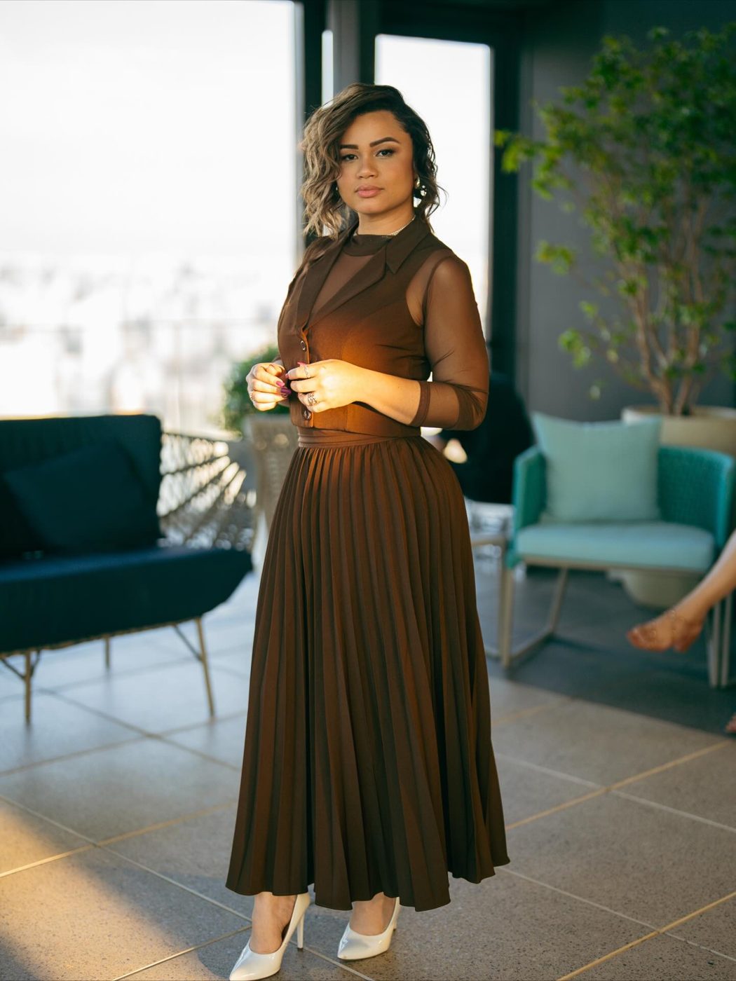 Fabíola Neves em um espaço de eventos, antes do início do evento
