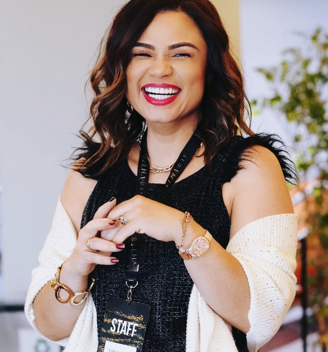 Fabíola Neves sorrindo com crachá de staff
