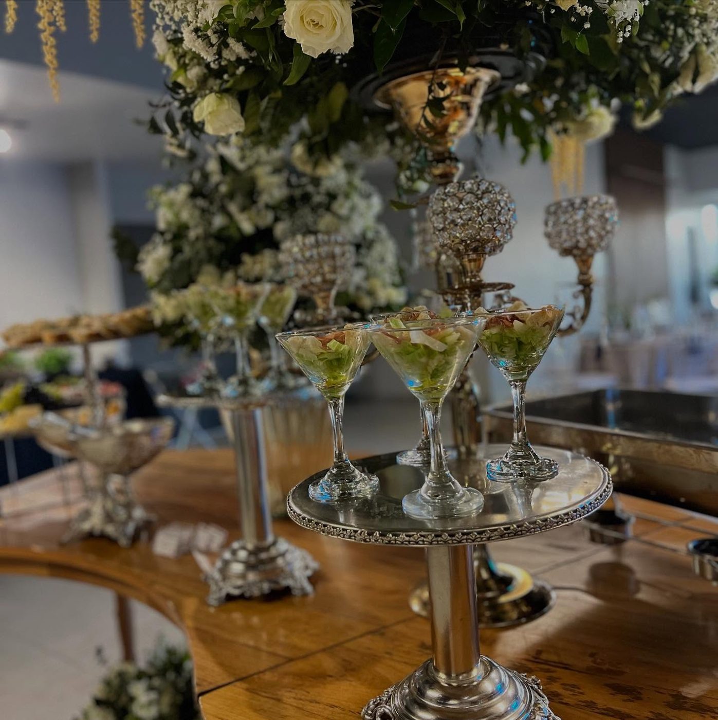 Mesa decorada com flores e taças