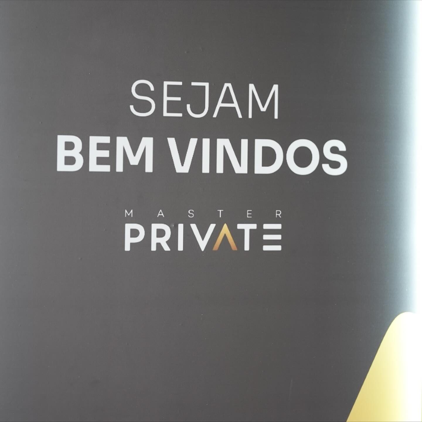 Telão de boas-vindas em evento fechado