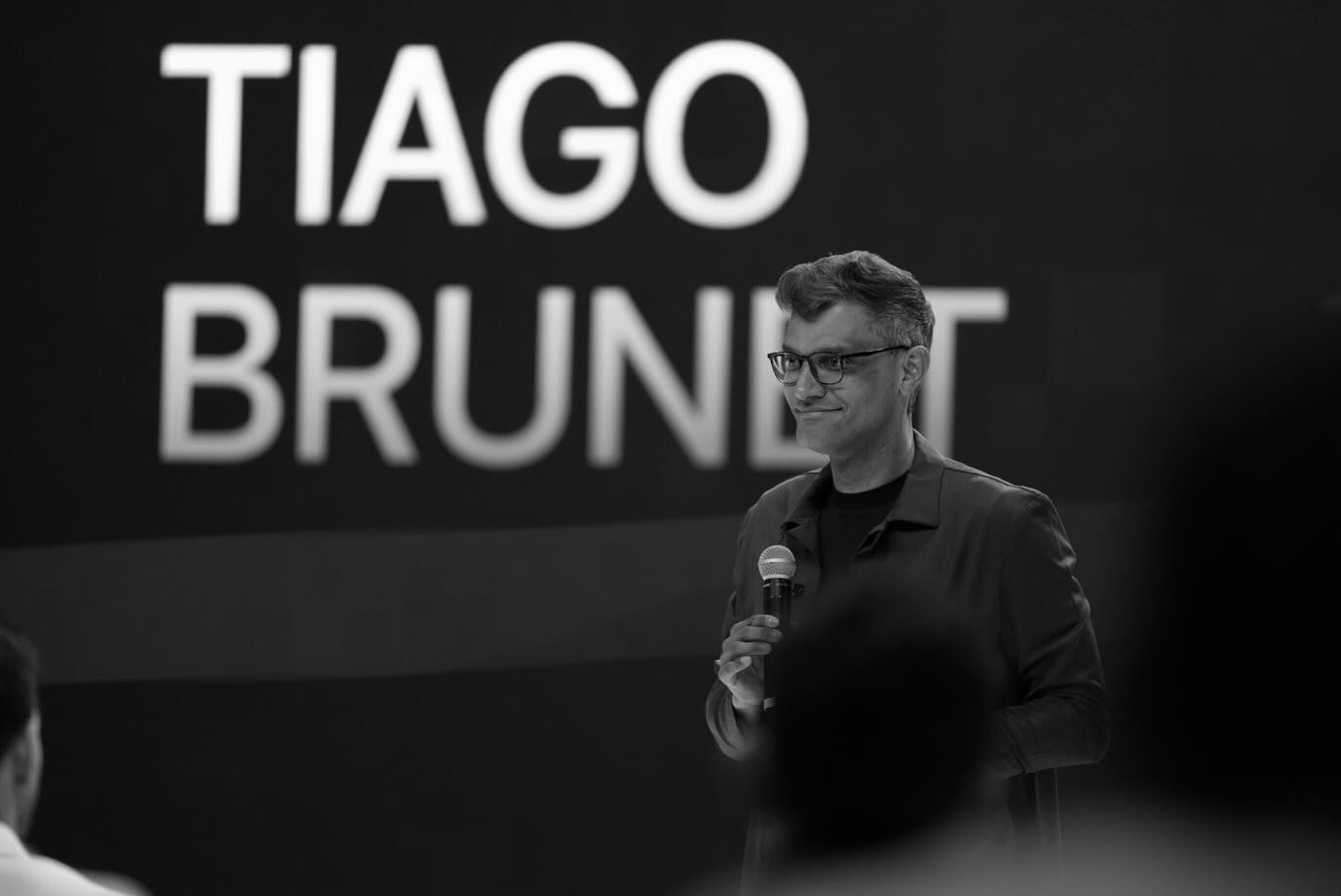 Palestrante no palco com telão