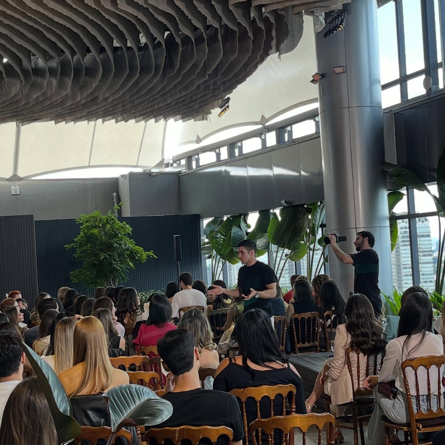 Plateia em evento corporativo